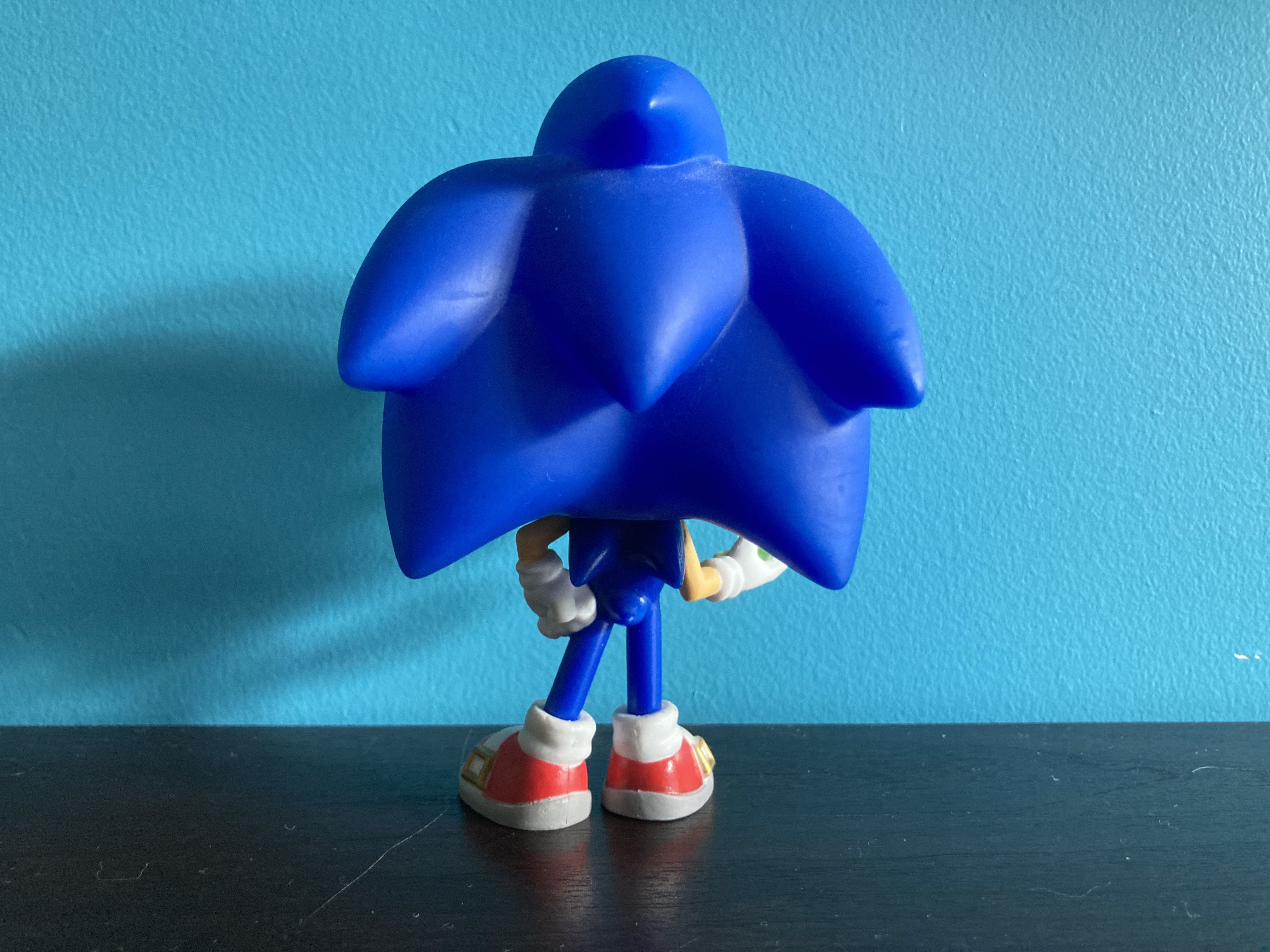 Sonic with emerald figure